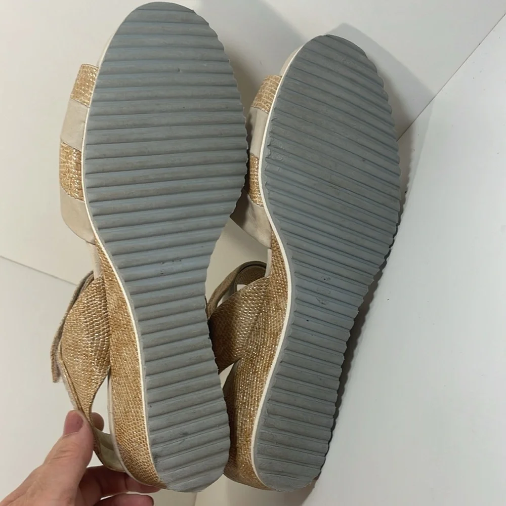 Amalfi by Rangoni Cream & Gold Leather Wedge Sandal Made in Italy Size 9 N EUC